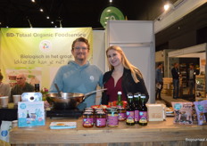 Sebastiaan Krouwel en Laura van Lissum lieten bij TerraSana proeven van nasi met hun Indonesische Crispy Onions.